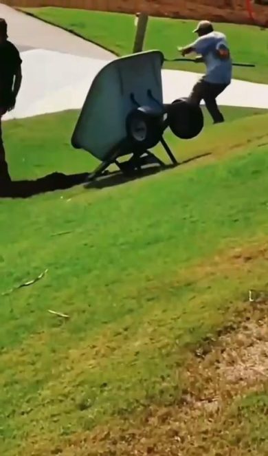 Corre in salita con una cariola piena di terra.. non finisce bene | video