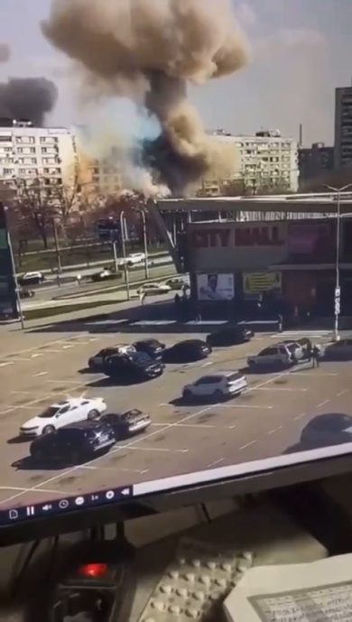 Ucraina, missile russo su edificio residenziale a Zaporizhzhia | video