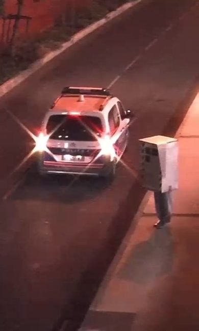 Si finge autovelox e scatta foto alla volante di polizia | video