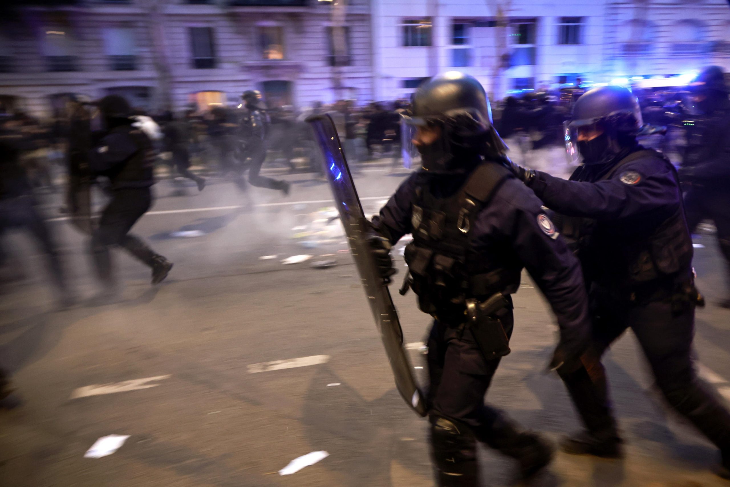 Scoppia la protesta di piazza a Parigi ed in tutta la Francia