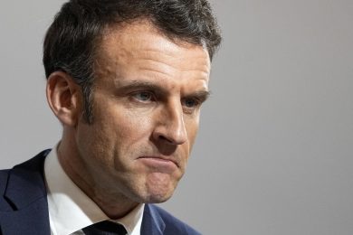 Francia: Macron salvo per 9 voti