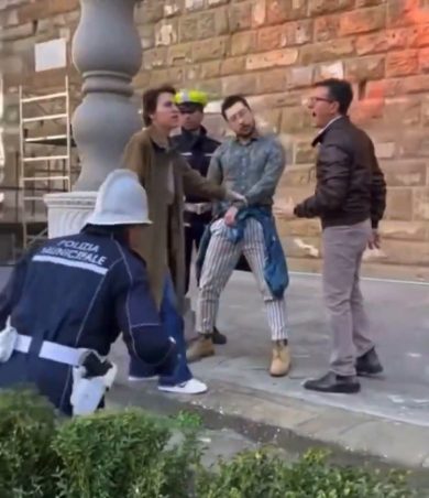 Nardella ferma un imbrattatore a Palazzo Vecchio di Firenze | video