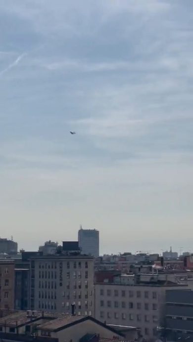 Due caccia sono passati in volo su Milano | video