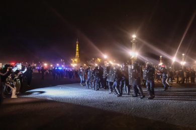 Francia, proteste nella notte contro la riforma delle pensioni: oltre 300 arresti