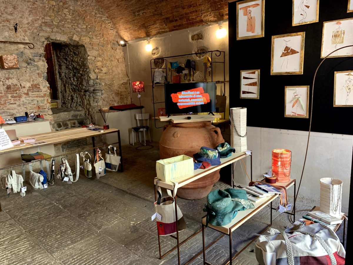 Riapre il laboratorio artigiano AltreMani