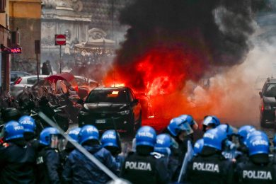 Napoli, si contano i danni dopo la guerriglia tra tifosi