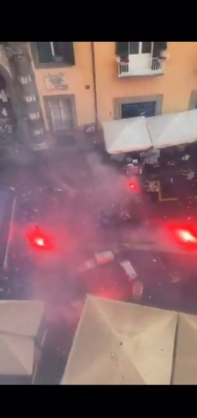 Napoli-Eintracht, scontri tra tifosi in centro città | video