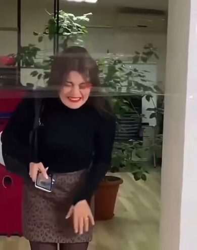 Scherzo sul lavoro, attaccano scotch alla porta e lei… | video