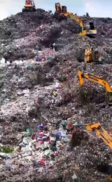 Indonesia, Giacarta: ecco la montagna di spazzatura e rifiuti | video