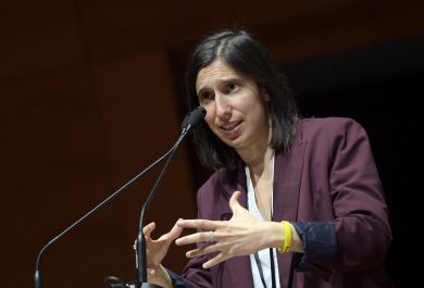 Il Pd della Schlein, contro «capibastone e cacicchi» e vicino a migranti e nomadi