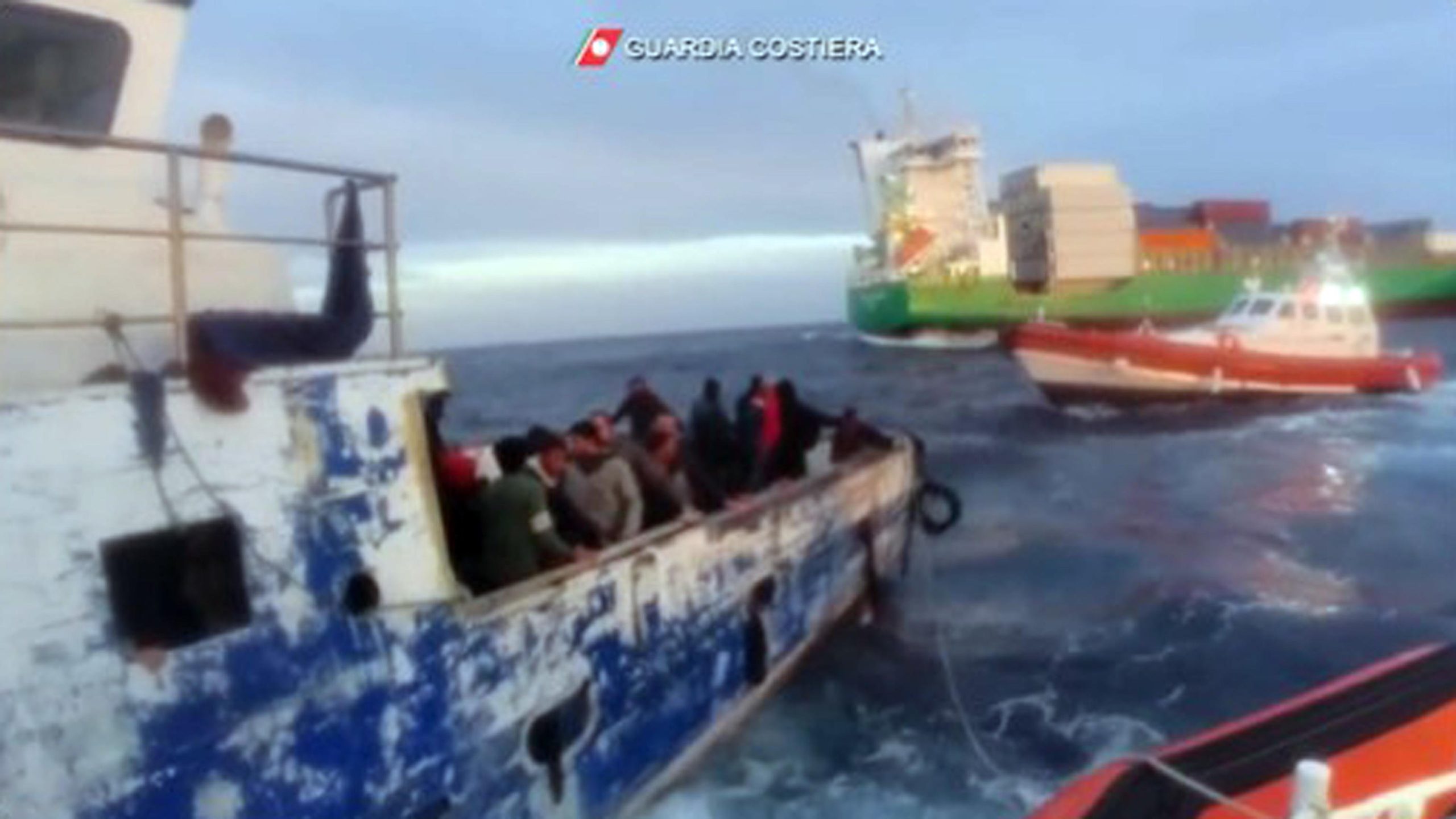 Naufragio al largo della Libia, Guardia Costiera: «30 migranti dispersi e 17 salvati»
