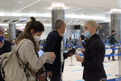 «Giù sei passeggeri, altrimenti non si decolla»