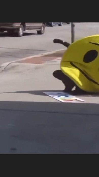 Uomo travestito da “Smile” cade per strada | video
