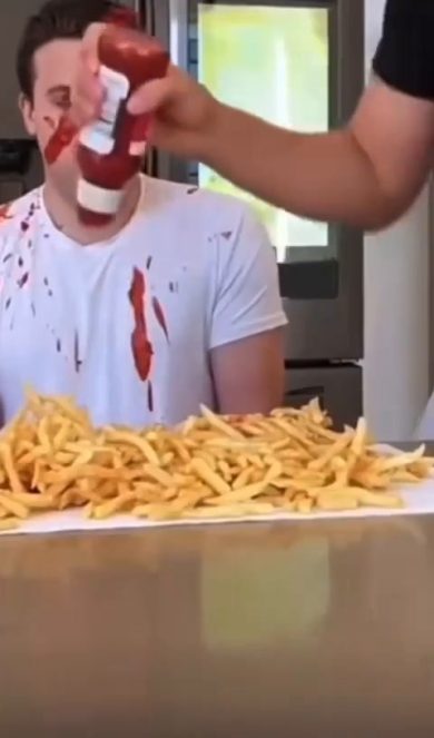 Ragazzo alle prese con patatine fritto viene ricoperto di Ketchup | video