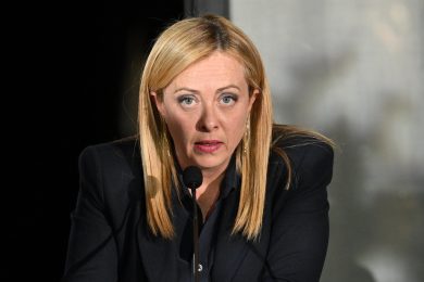 Meloni a Cutro: «Decreto contro gli scafisti. Entrare in Italia illegalmente non conviene»