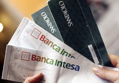 Intesa Sanpaolo dice addio agli assegni
