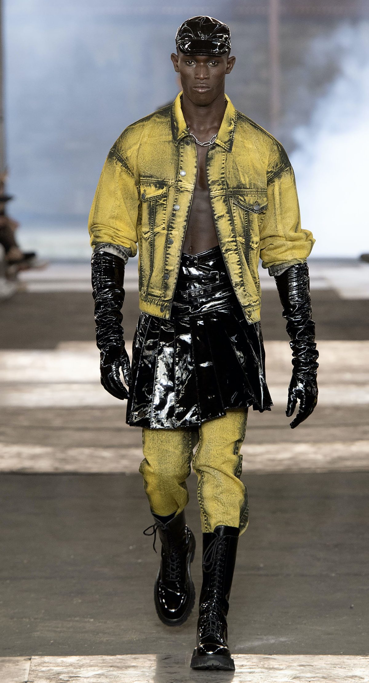 Galleria foto 'Il ritorno del denim «grunge», in chiave couture' - foto 34