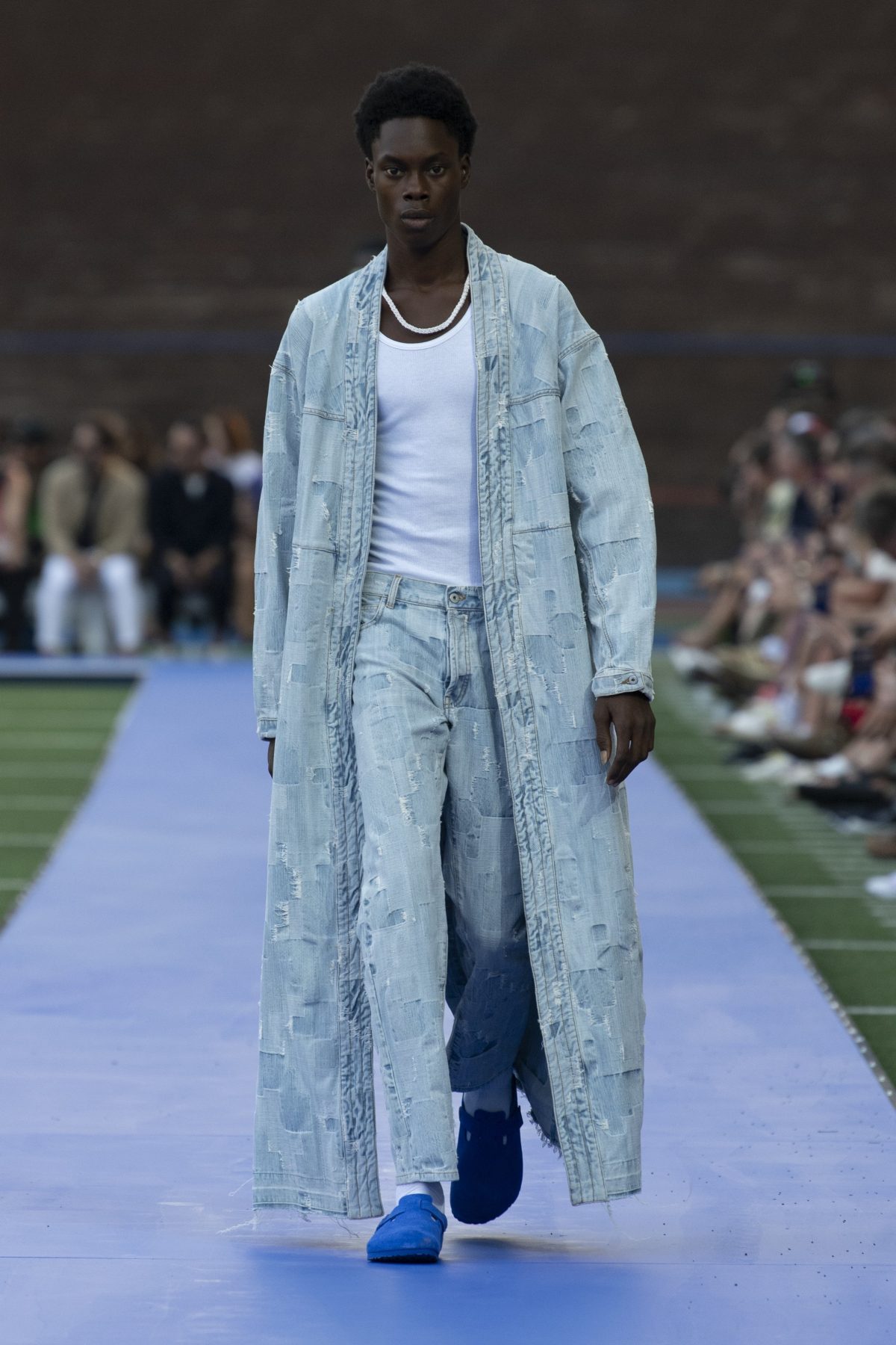 Galleria foto 'Il ritorno del denim «grunge», in chiave couture' - foto 31