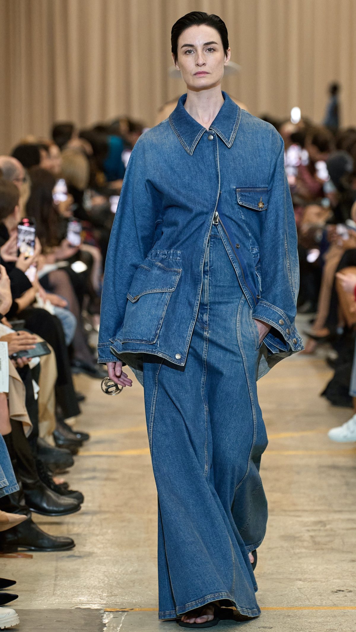 Galleria foto 'Il ritorno del denim «grunge», in chiave couture' - foto 12