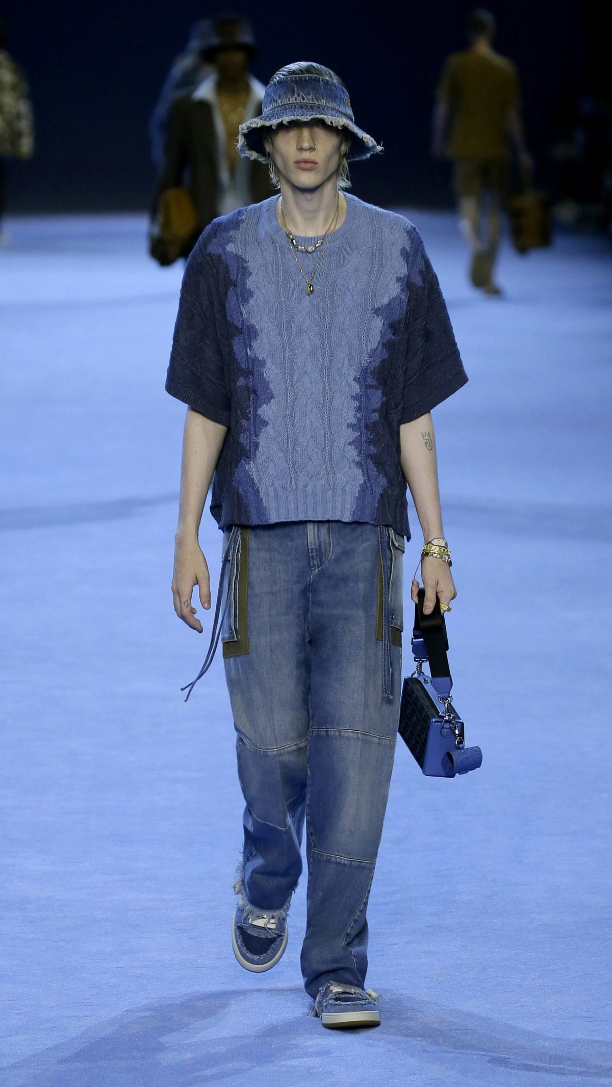 Galleria foto 'Il ritorno del denim «grunge», in chiave couture' - foto 11