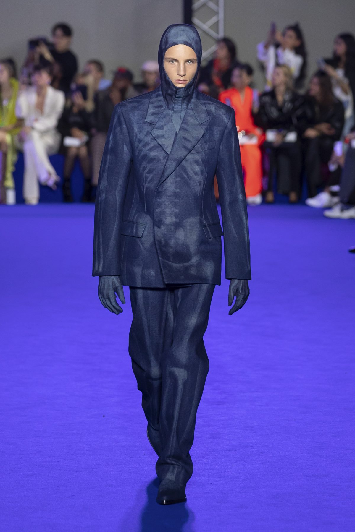 Galleria foto 'Il ritorno del denim «grunge», in chiave couture' - foto 14