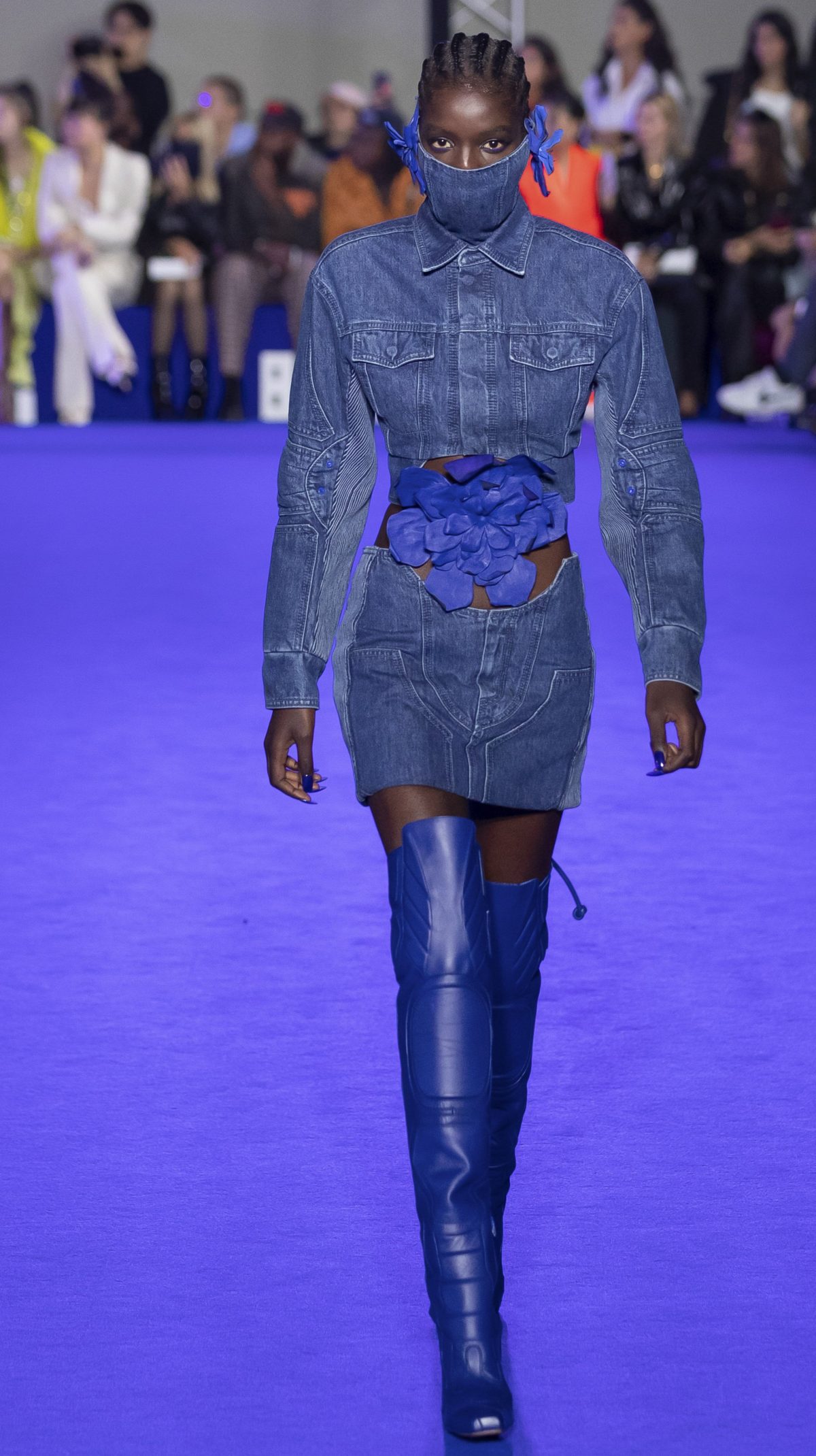 Galleria foto 'Il ritorno del denim «grunge», in chiave couture' - foto 15