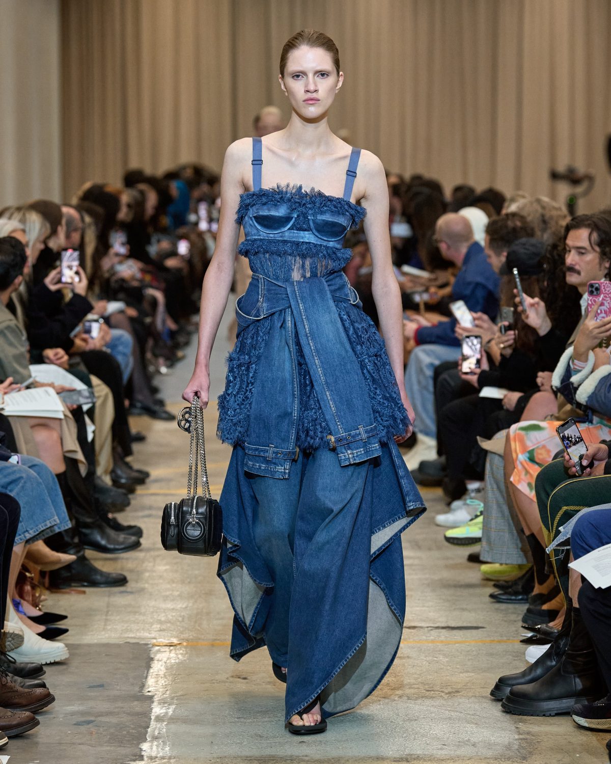 Galleria foto 'Il ritorno del denim «grunge», in chiave couture' - foto 26