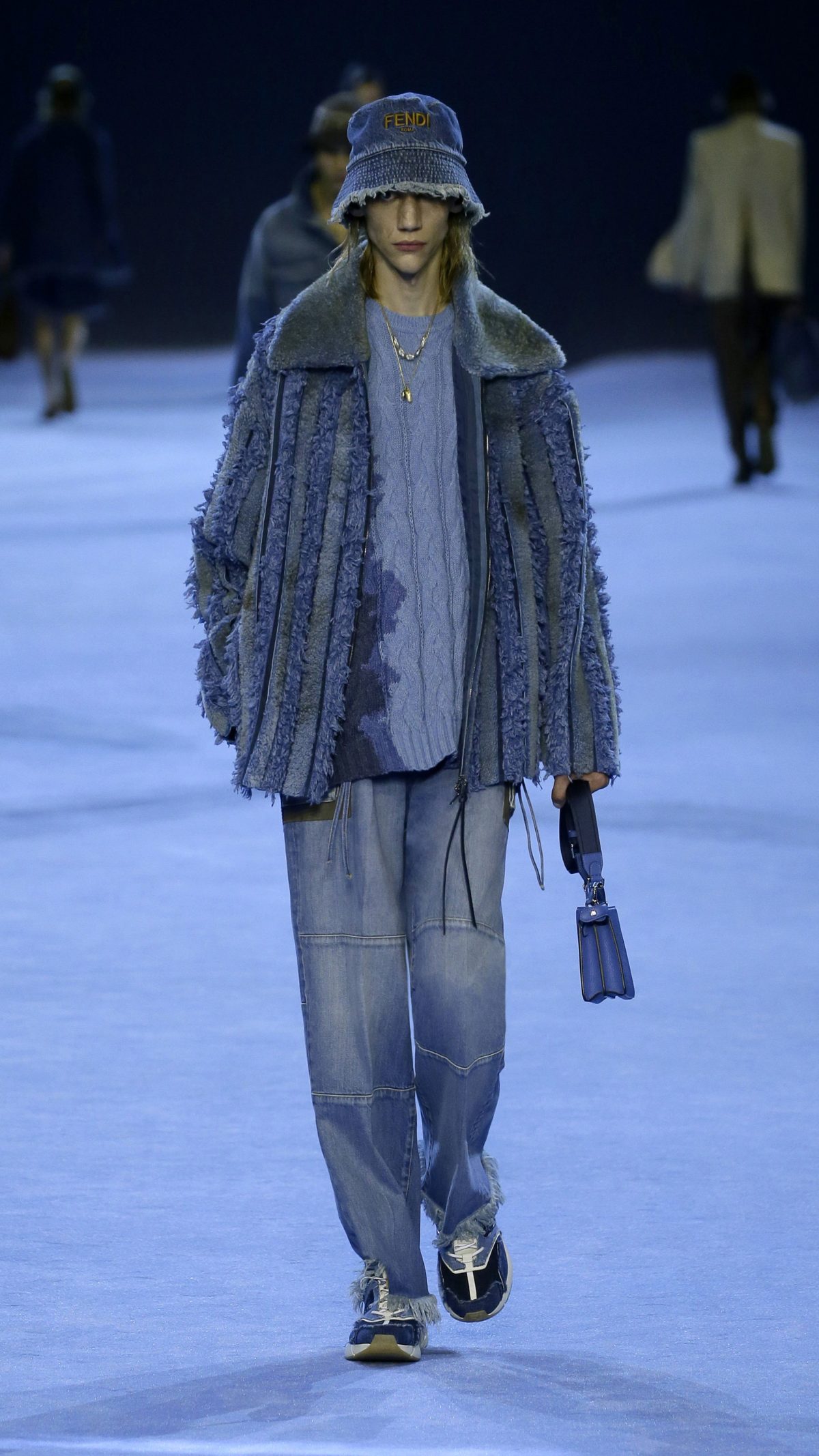 Galleria foto 'Il ritorno del denim «grunge», in chiave couture' - foto 25