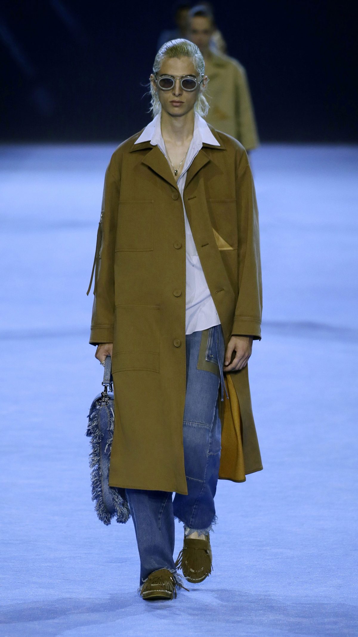 Galleria foto 'Il ritorno del denim «grunge», in chiave couture' - foto 24