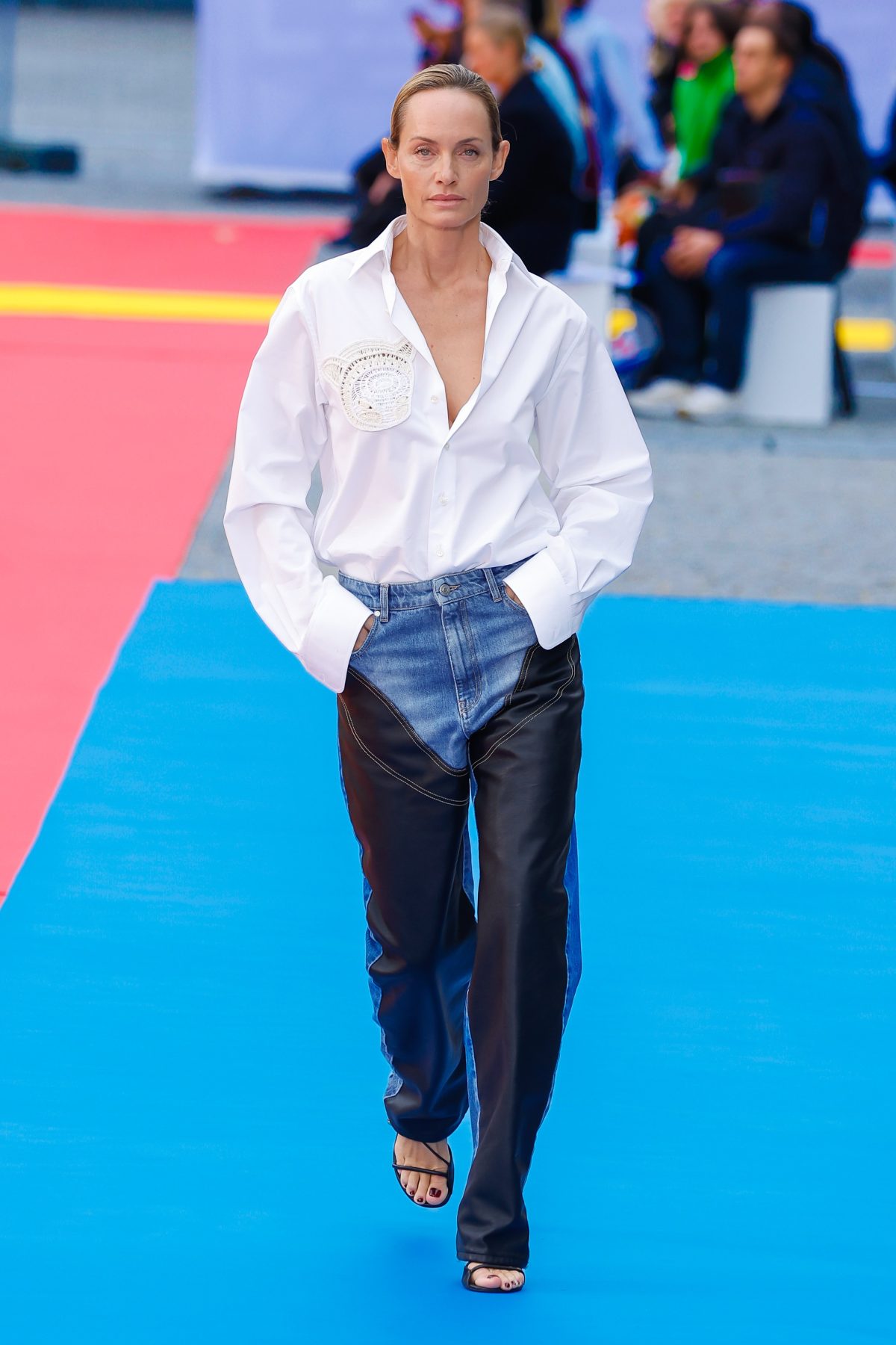 Galleria foto 'Il ritorno del denim «grunge», in chiave couture' - foto 16