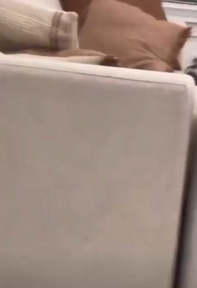 Bimbo prende in ostaggio il suo gatto per coccolarlo | video