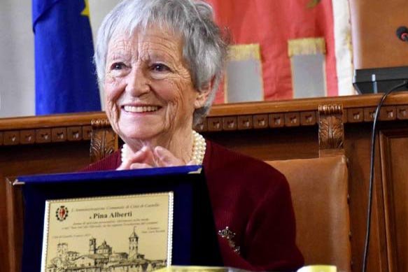 Fu la prima a «vestire» Monica Bellucci, premiata Pina Alberti Fu la prima a «vestire» Monica Bellucci, premiata Pina Alberti