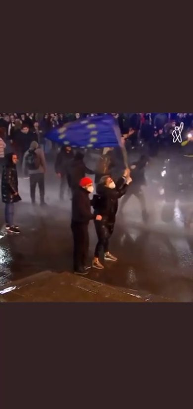 Georgia: manifestante sfida gli idranti della Polizia con la bandiera Ue | video