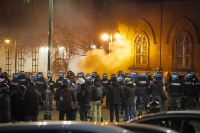 Torino, scontri con feriti al corteo anarchico per Cospito