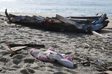 Naufragio Crotone, il mare restituisce i corpi di due bambini