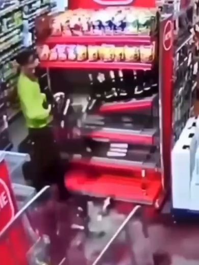 Disastroso fail al supermercato | video