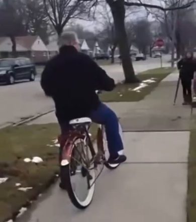 Signore in bici perde l’equilibrio e cade | video