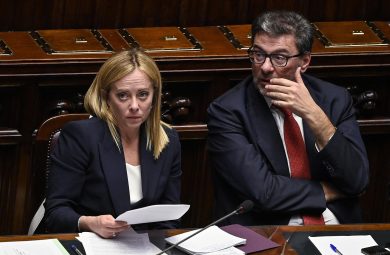 Tra scuse e bagarre, il Parlamento approva il Def