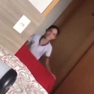 Bimbo sparisce magicamente ma sbatte contro una porta chiusa | video