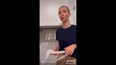 Dall’armocromia ai trucchi per l’armadio perfetto: ecco chi dà consigli di stile a Elly Schlein