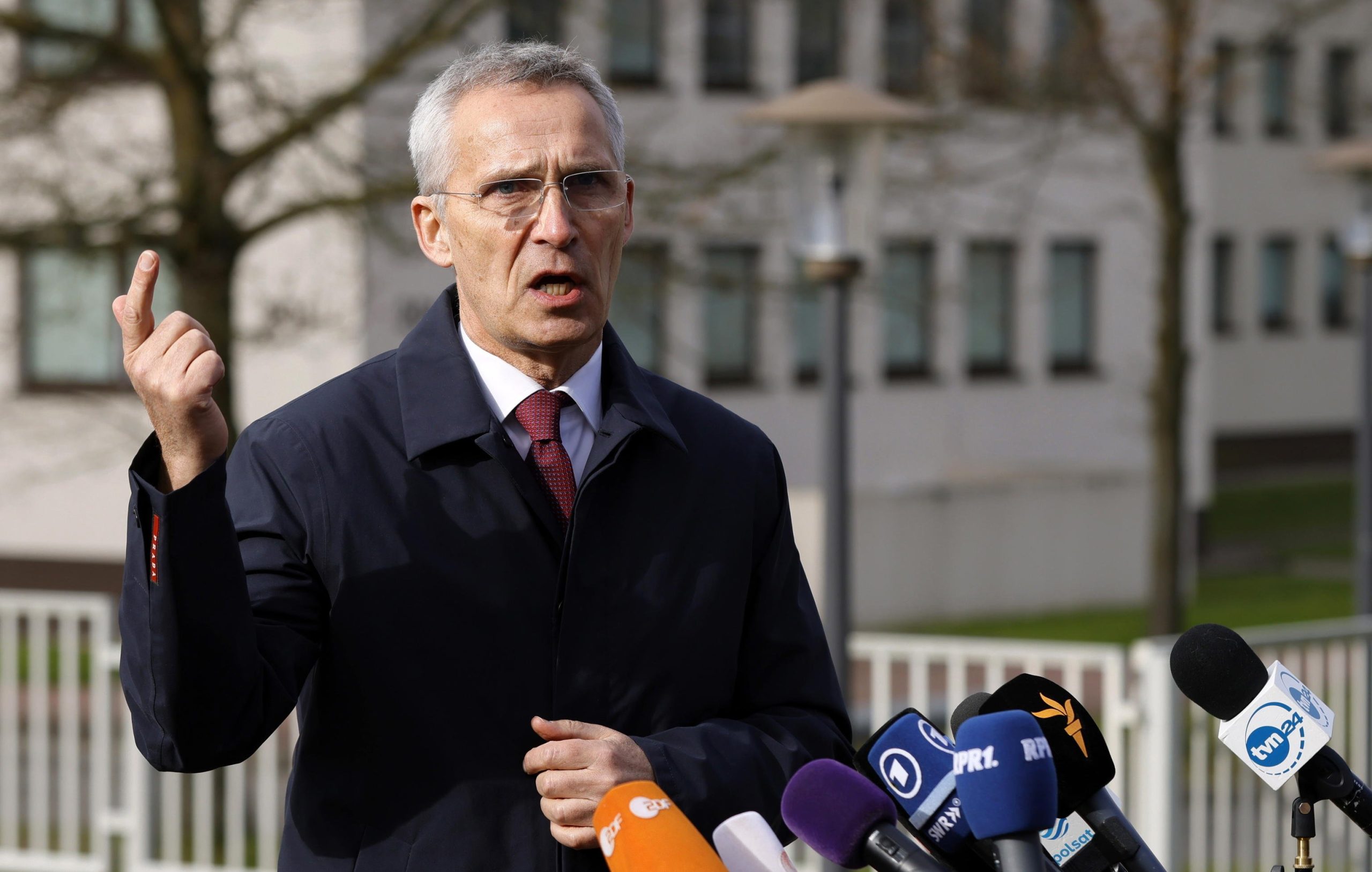 Stoltenberg, 230 carri armati e 1.550 blindati dati a Kiev Stoltenberg, 230 carri armati e 1.550 blindati dati a Kiev