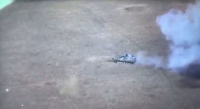 Blindato russo distrutto nella zona di Bakhmut | video