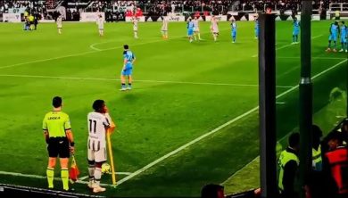 Juventus-Napoli, Cuadrado colpito da un accendino I video