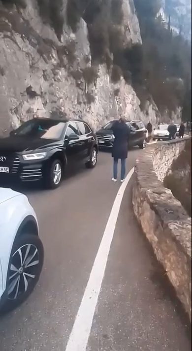 Lago di Garda, il mega ingorgo sulla strada della Forra diventa virale | video