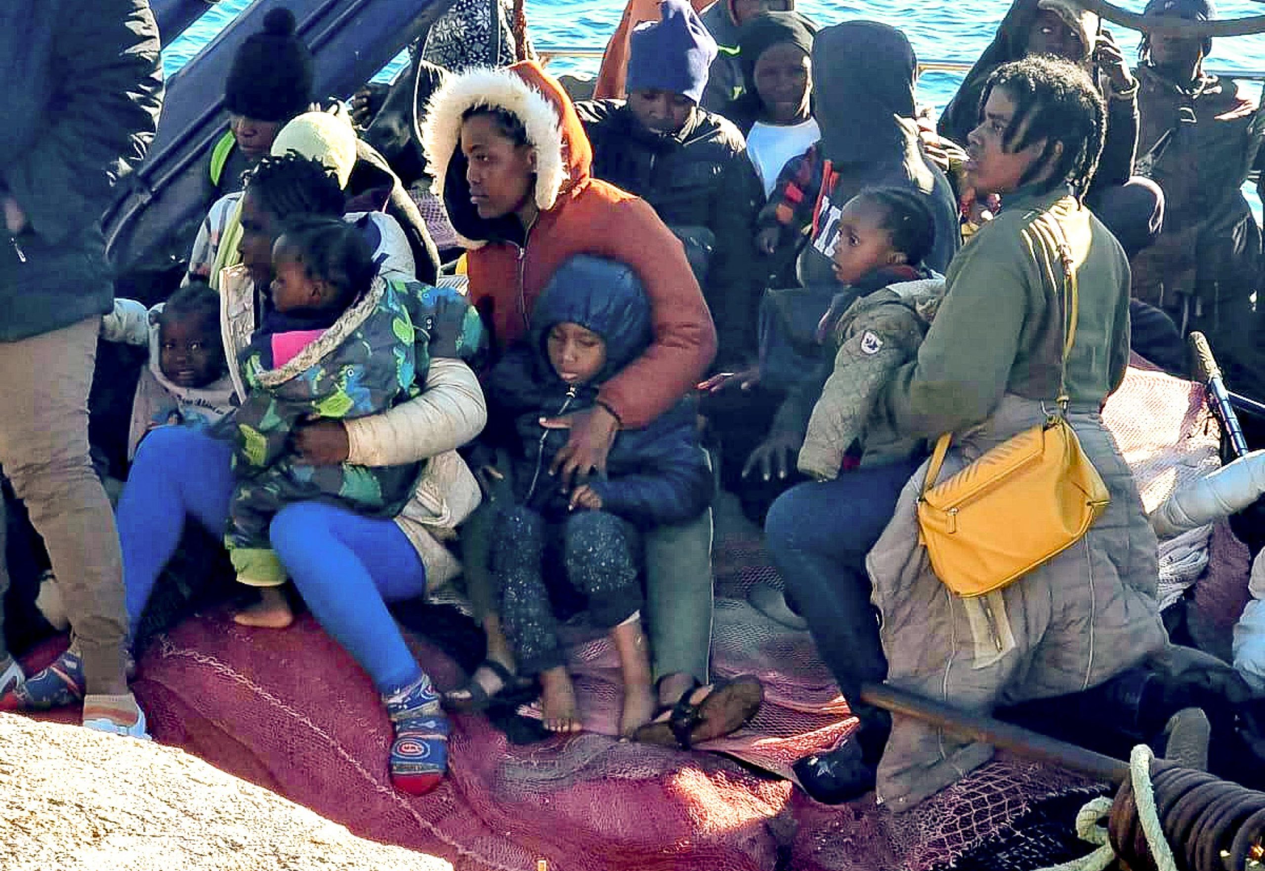 Lampedusa: affonda barchino di migranti. 34 in salvo, un morto e 20 dispersi