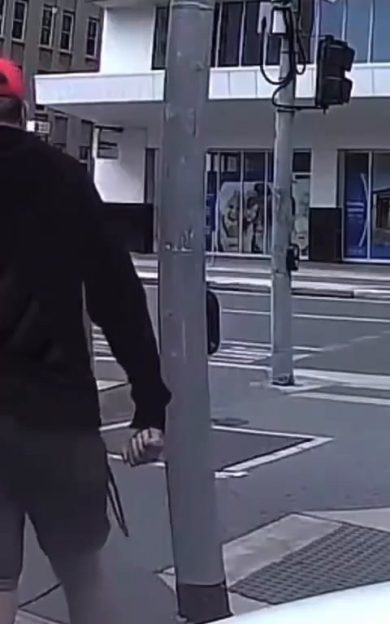 Vecchietto scorbutico insulta e finisce contro un palo | video