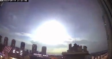 Esplosione misteriosa nei cieli di Kiev | video