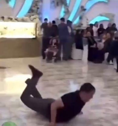 Ballerino scatenato cade in pista e si rialza con la mossa “lombrico” | video