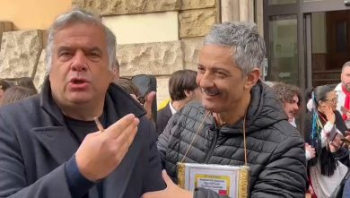 «Basta stare in Rai, vieni a RTL102.5»: Charlie Gnocchi chiama Fiorello | video