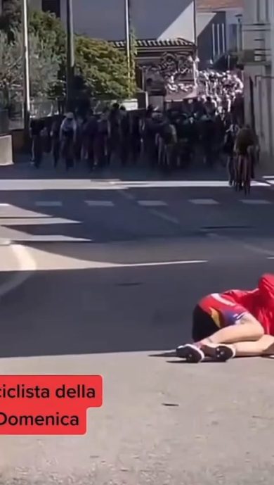 Pordenone: anziano ciclista invade la strada durante una gara e scatena un incidente | video